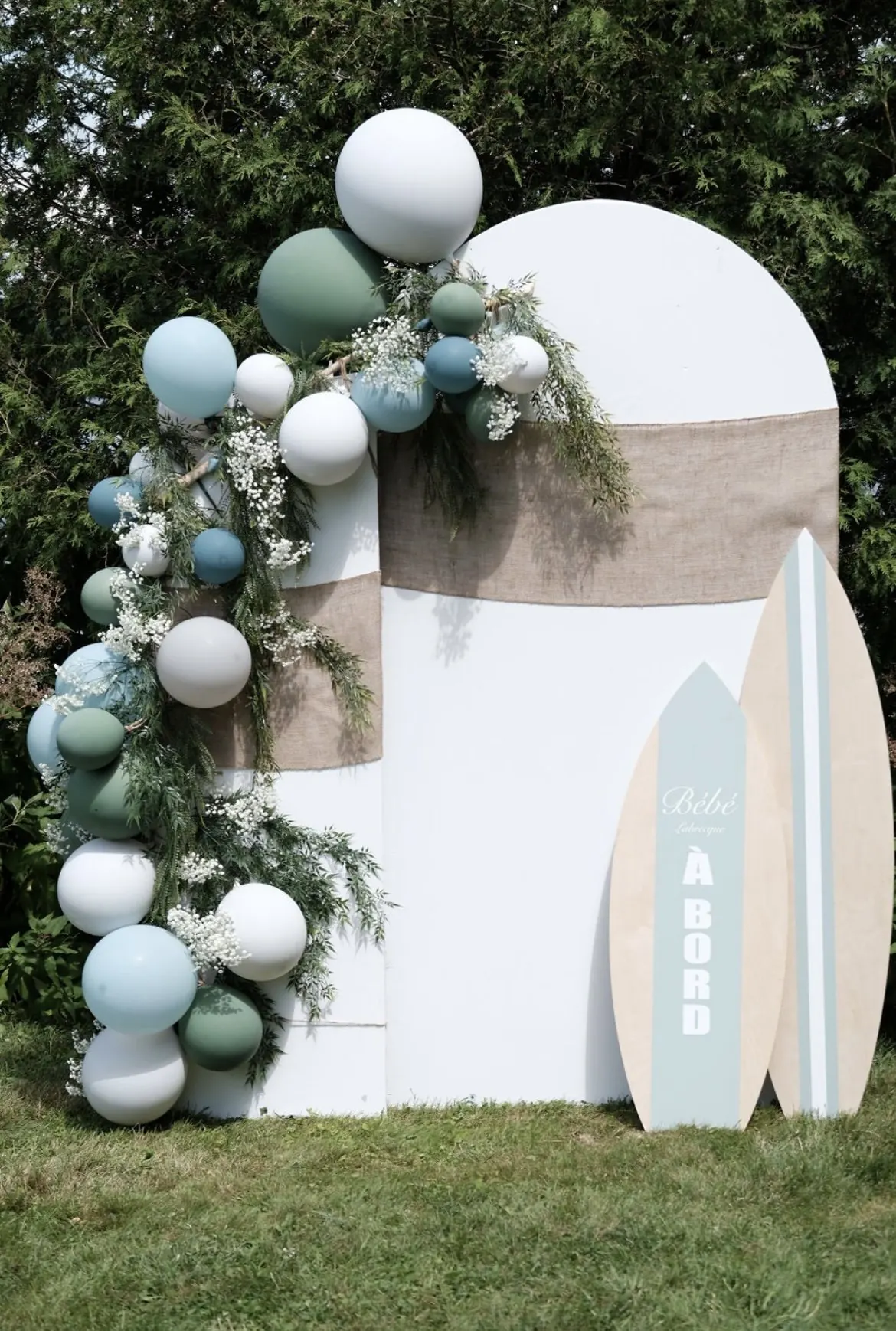 Décor de fête prénatale sur le thème du surf, avec arche et planches sur mesure
