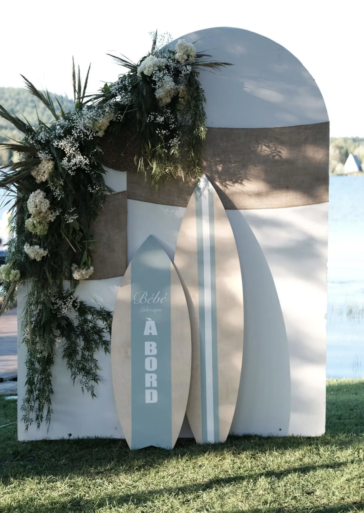 Arche décorative et planches de surf pour une fête prénatale