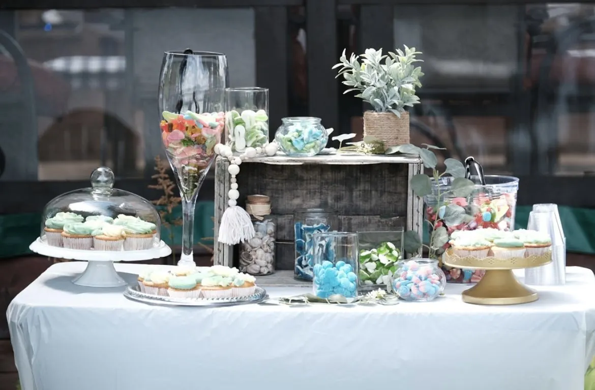 Table de desserts décorée pour une fête prénatale