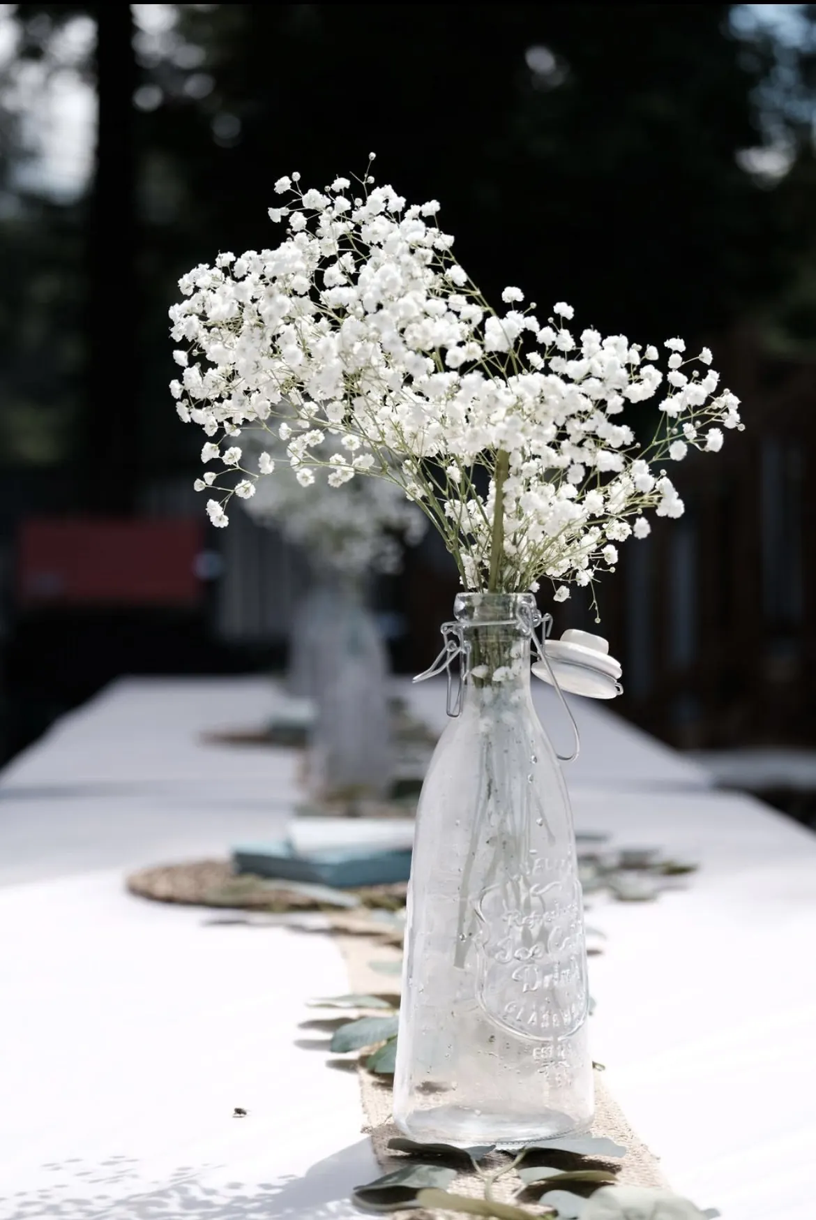 Table dressée avec centres de table en gypsophile