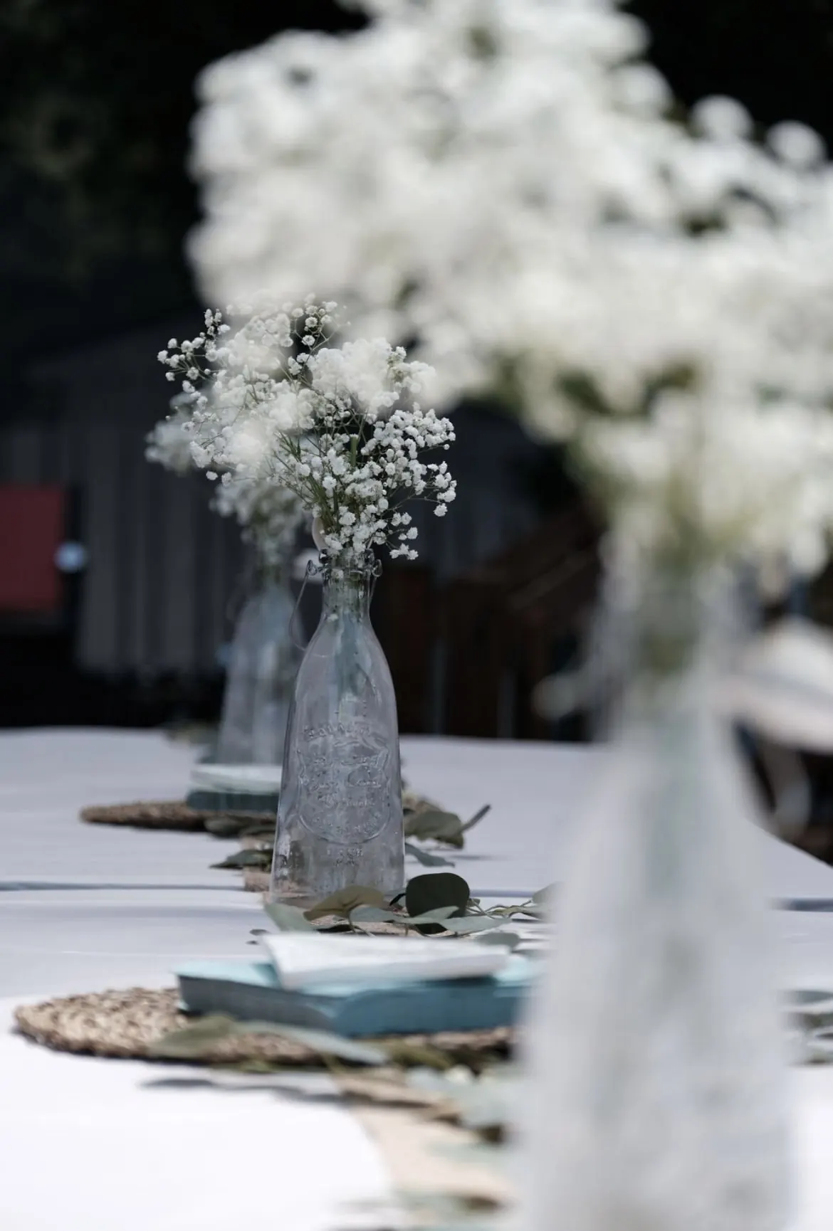Vases de gypsophile alignés sur la table de la fête prénatale