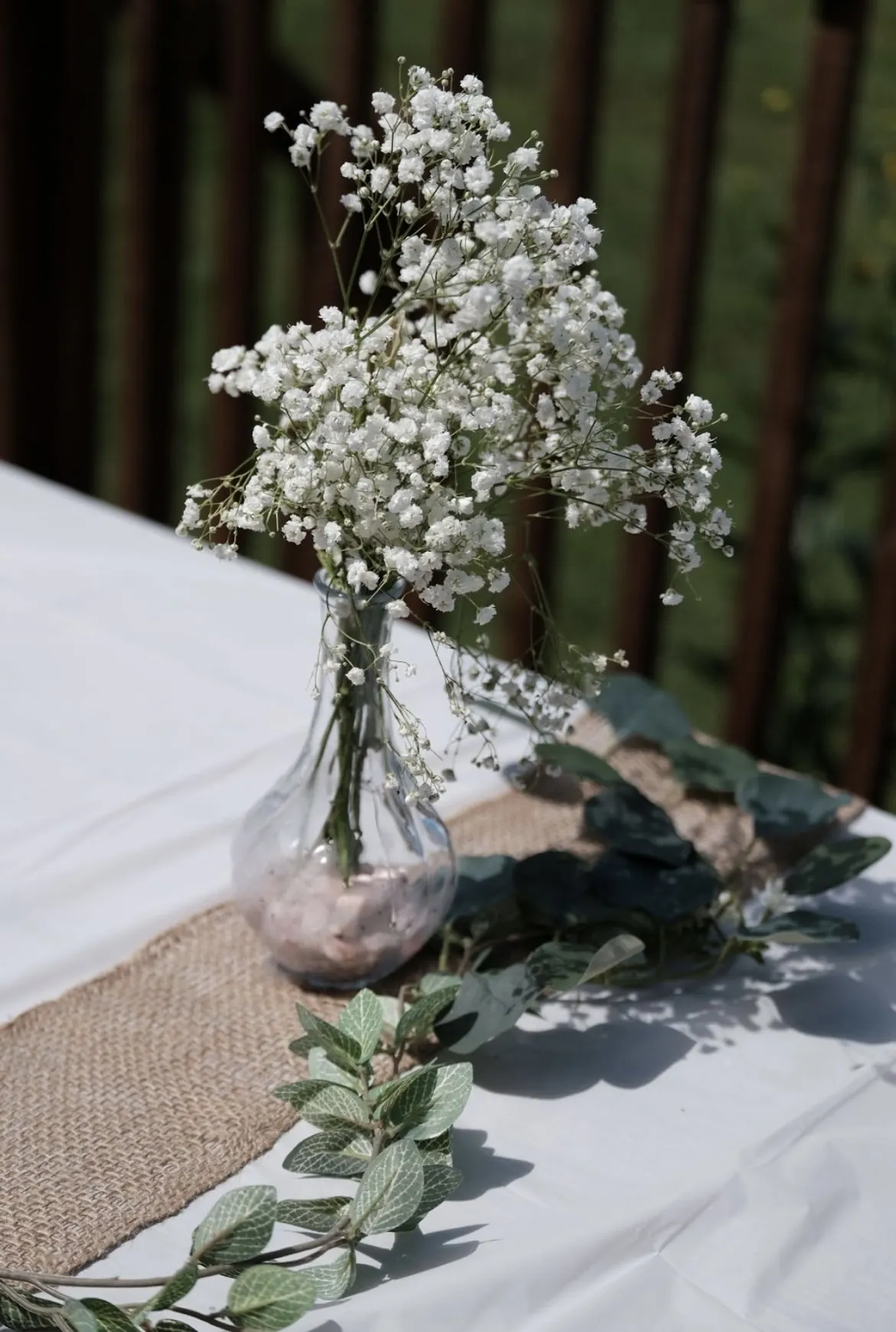 Centre de table de gypsophile et d’eucalyptus sur nappe blanche