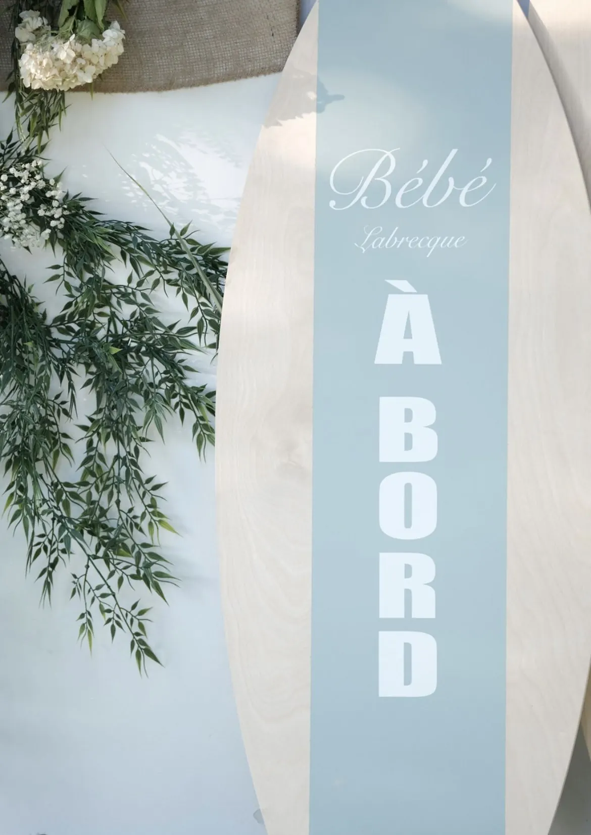 Planche de surf décorée du lettrage « Bébé à bord »