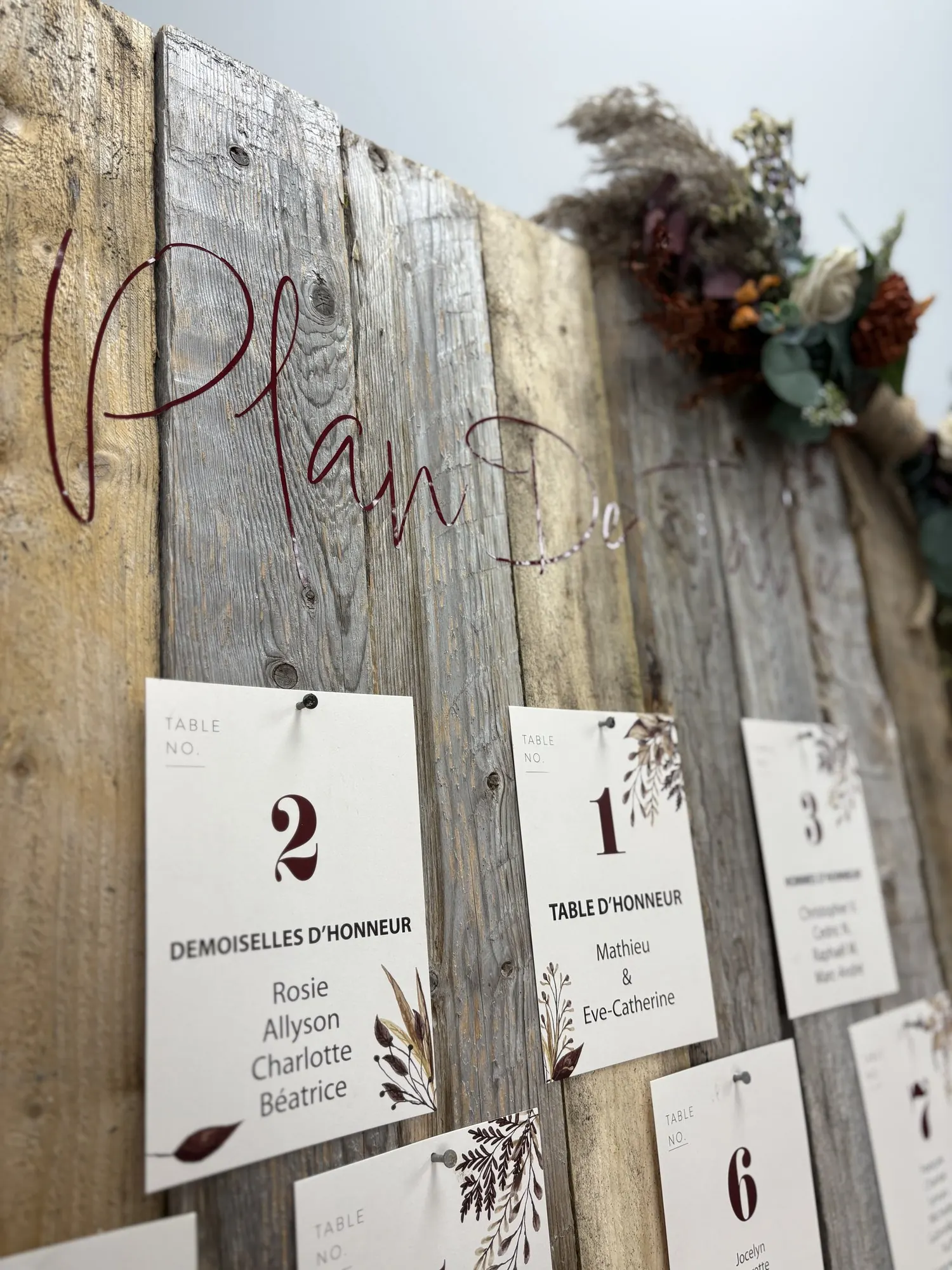 Plan de table en bois récupéré avec étiquettes calligraphiées