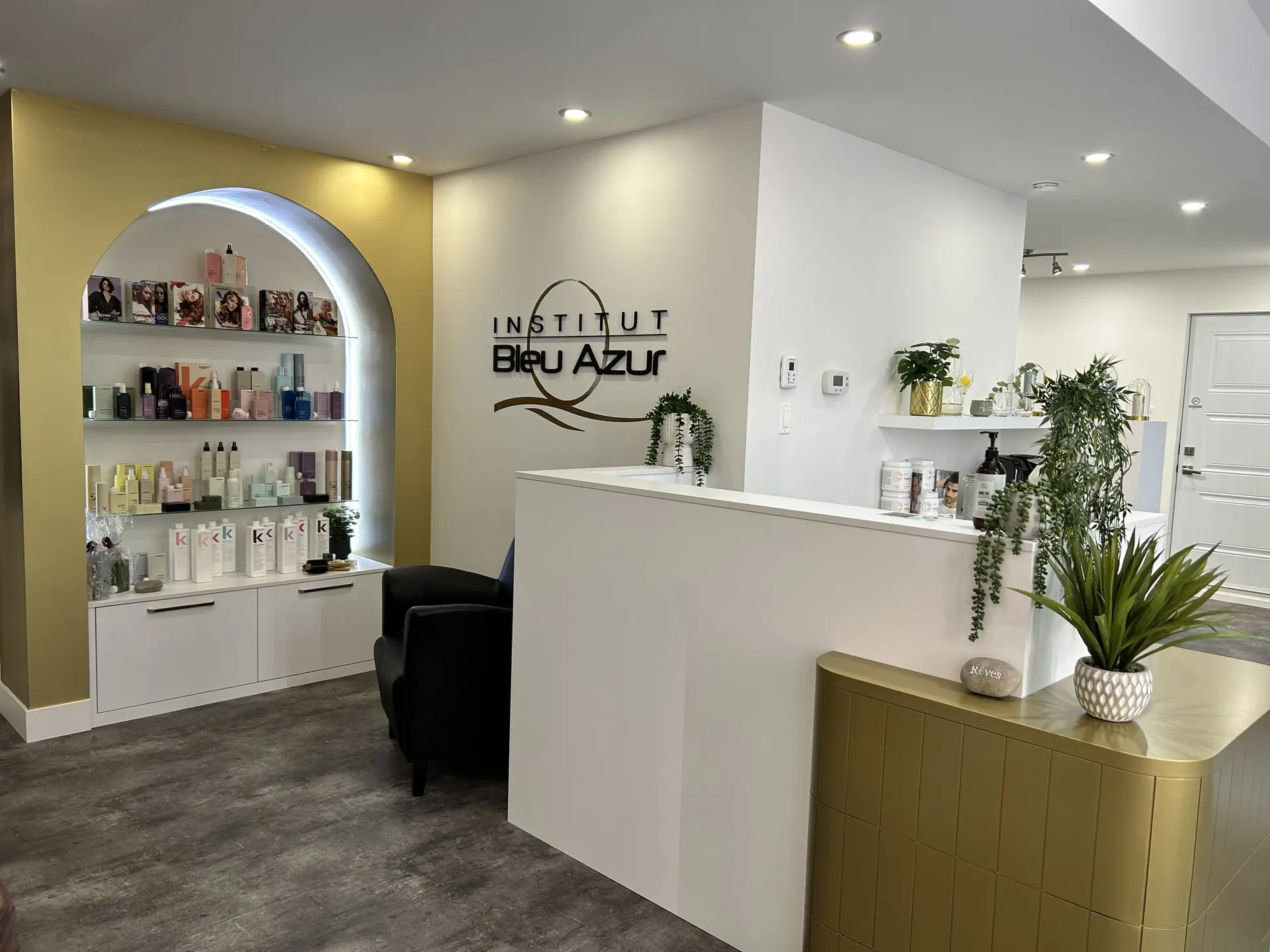 Réception d’un institut de beauté avec présentation de produits