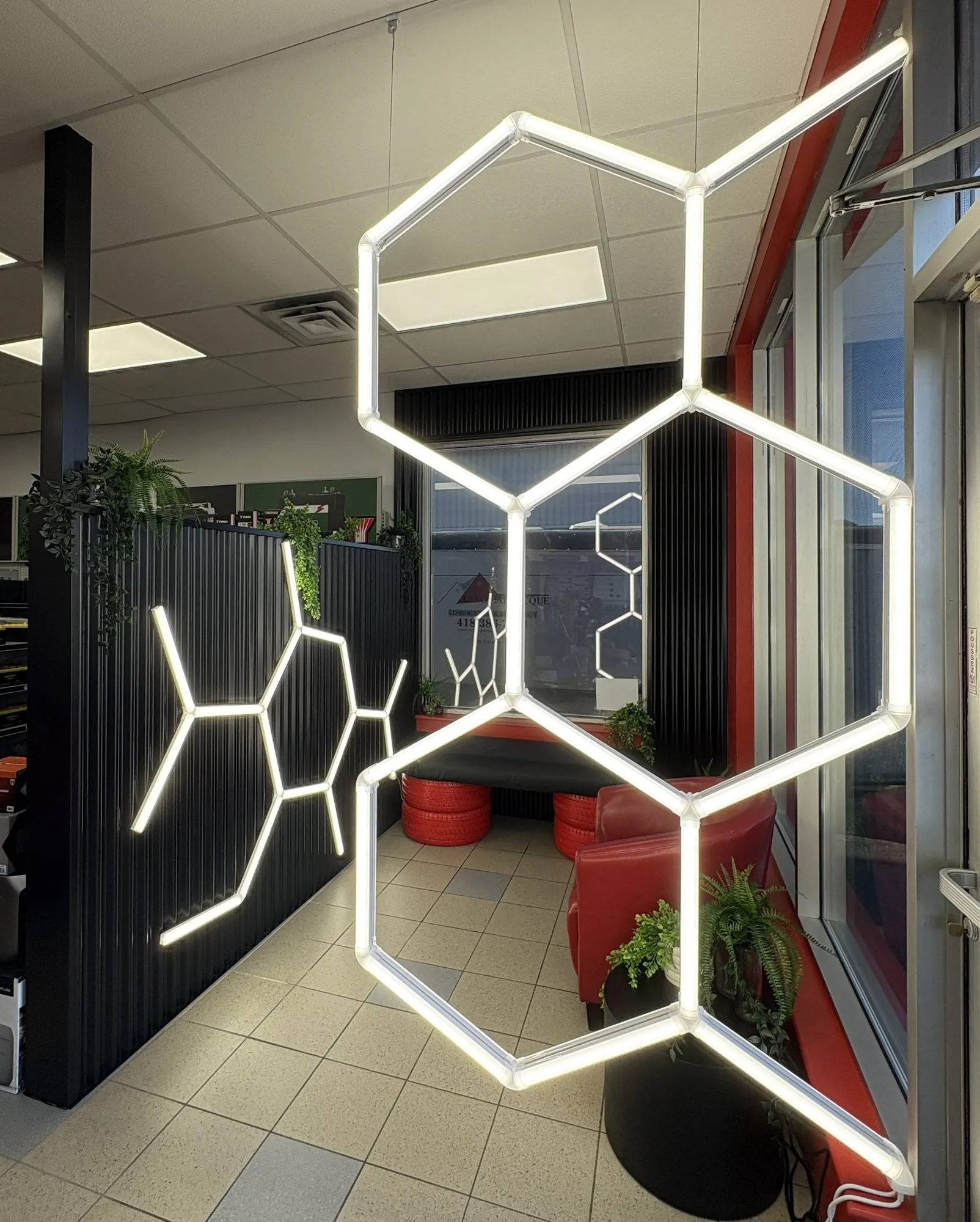 Néons hexagonaux suspendus devant la vitrine de la salle d’attente