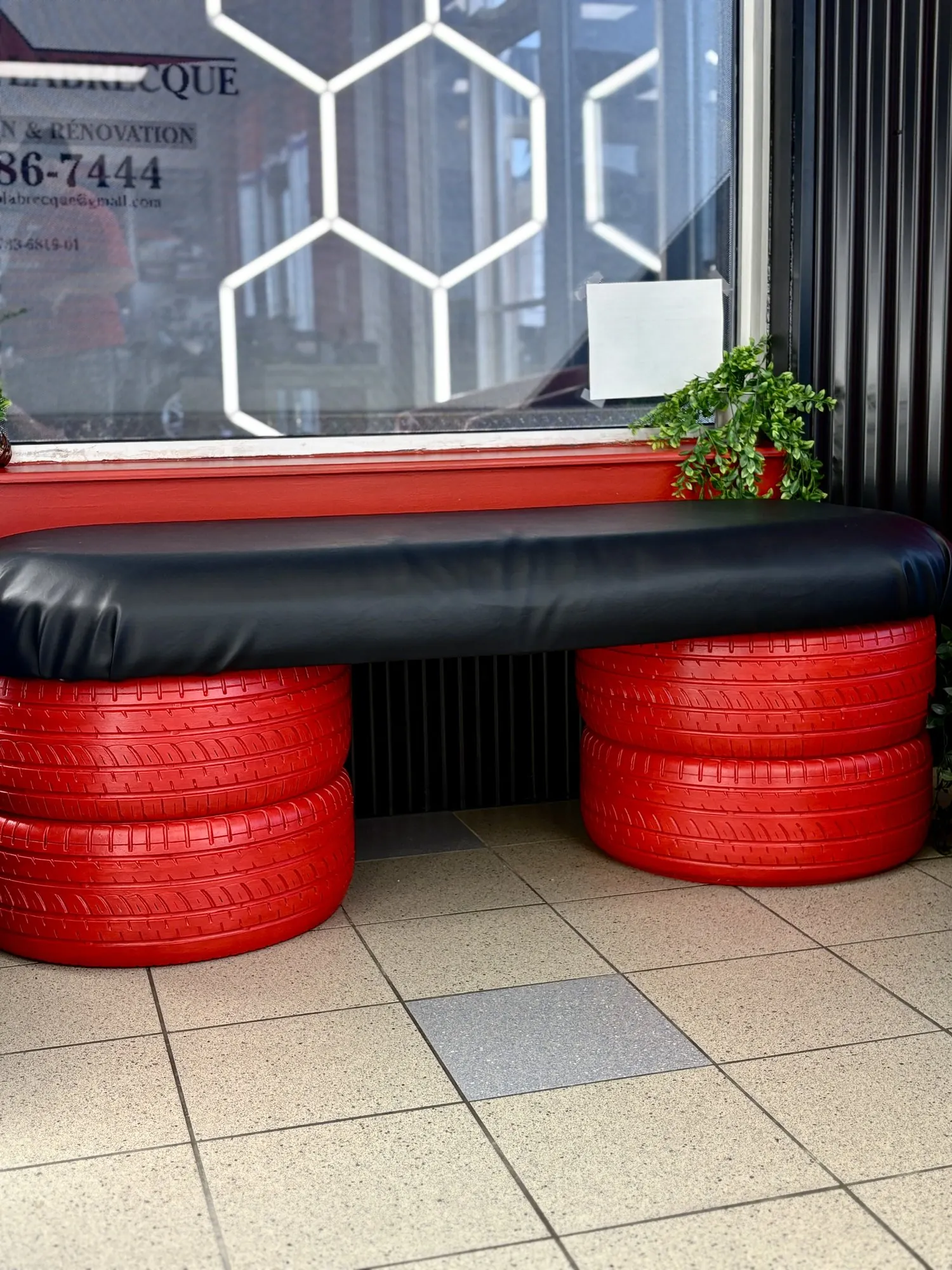 Banquette sur mesure en pneus rouges sous la fenêtre de la salle d’attente