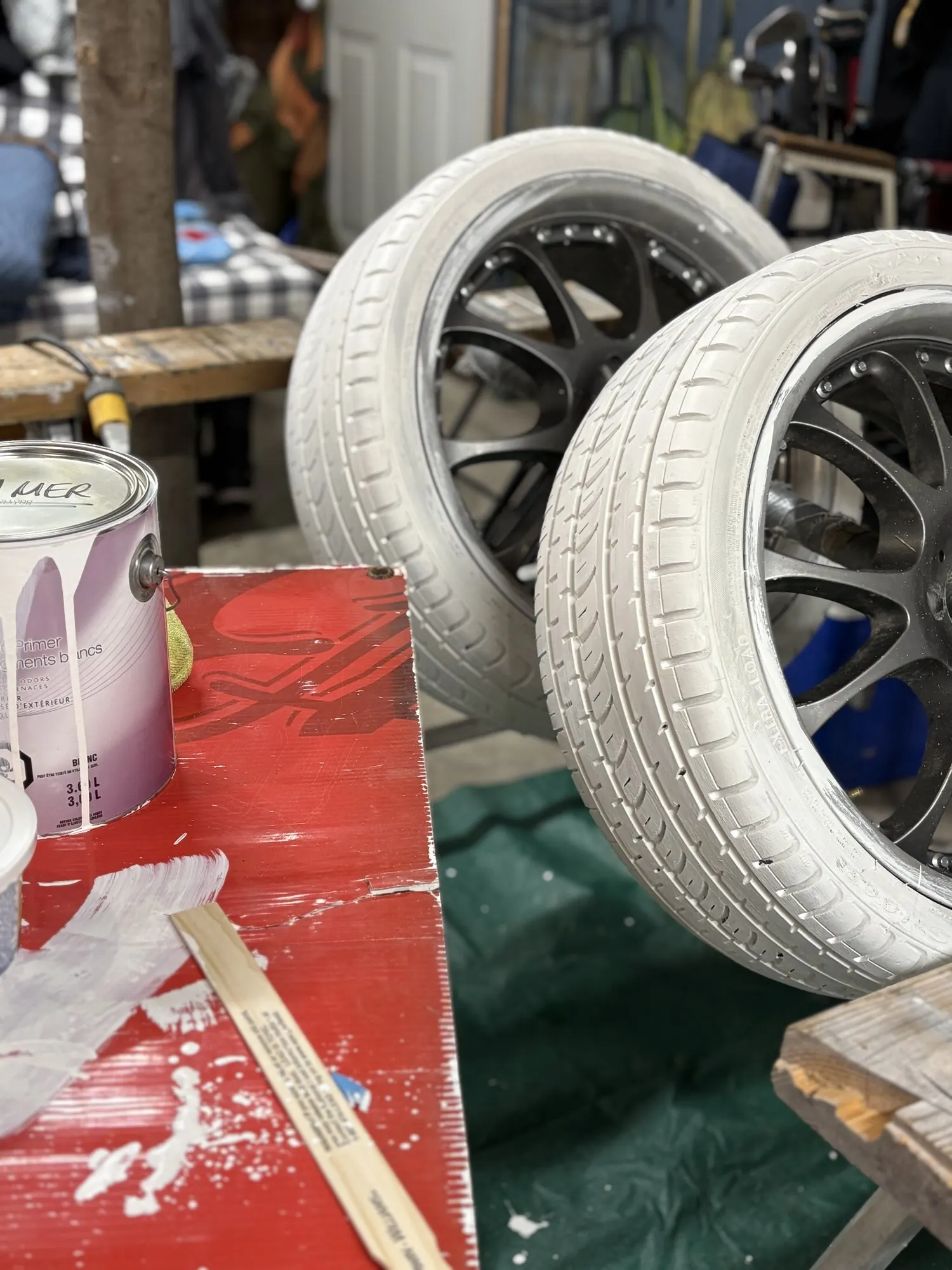 Pneus sur jante passés au blanc avant leur mise en peinture rouge