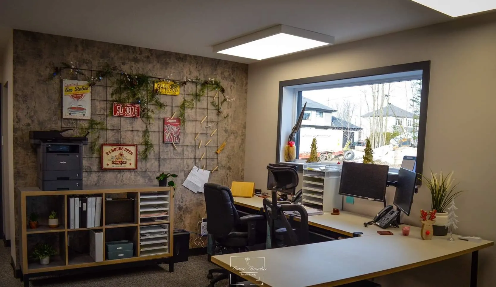 Bureau aménagé avec mur de plaques rétro et plantes suspendues