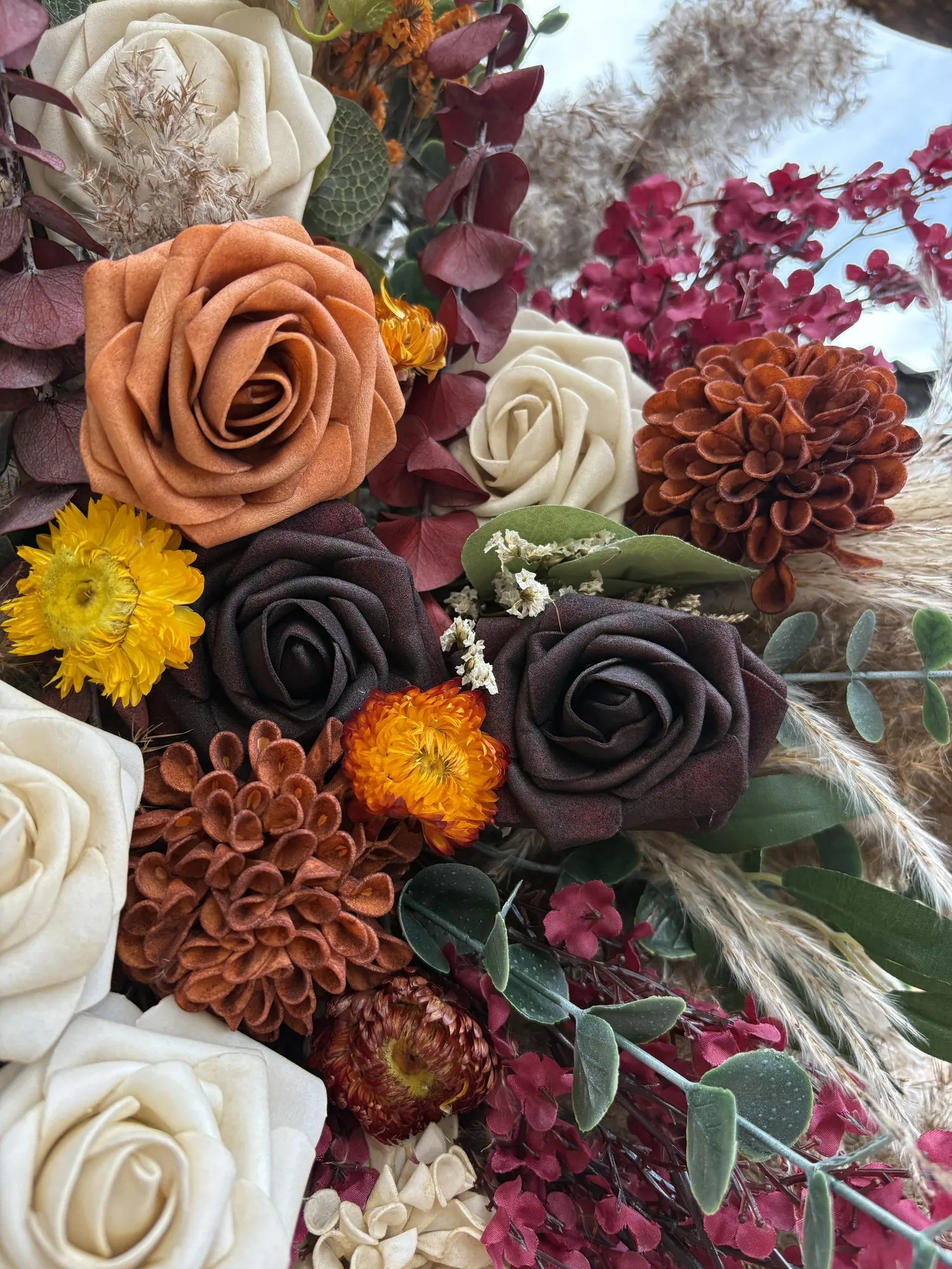 Composition de fleurs séchées aux tons automnaux