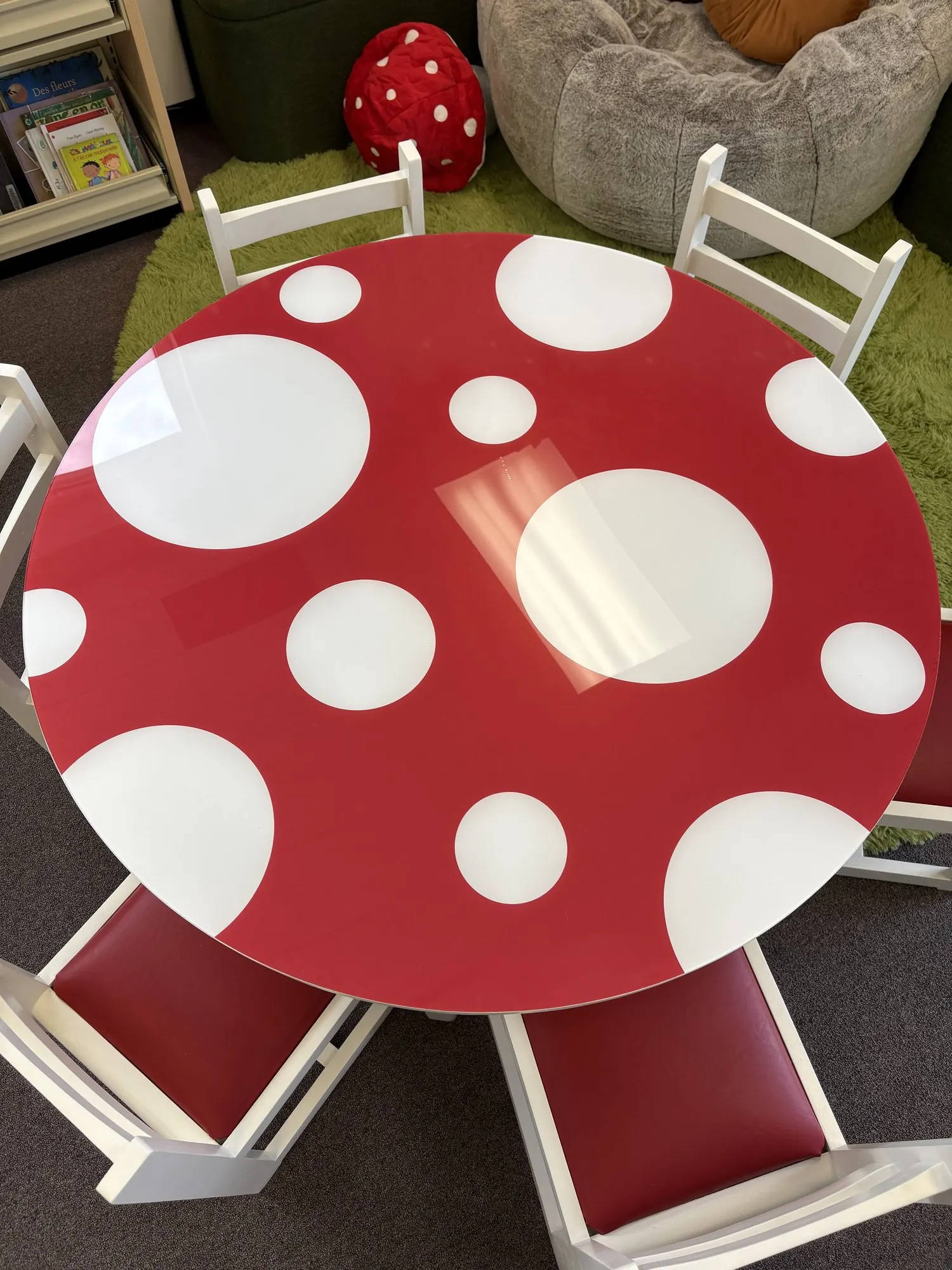 Vue d’ensemble du coin lecture avec bibliothèque et mobilier sur mesure
