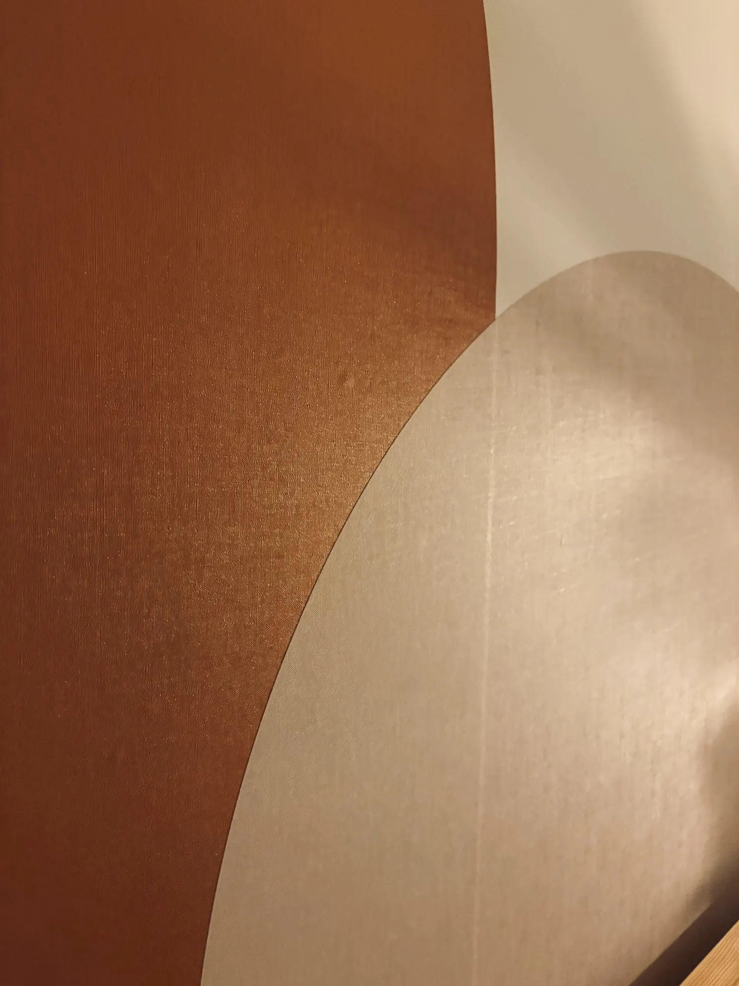 Détail de la murale aux formes d’arche terracotta et beige