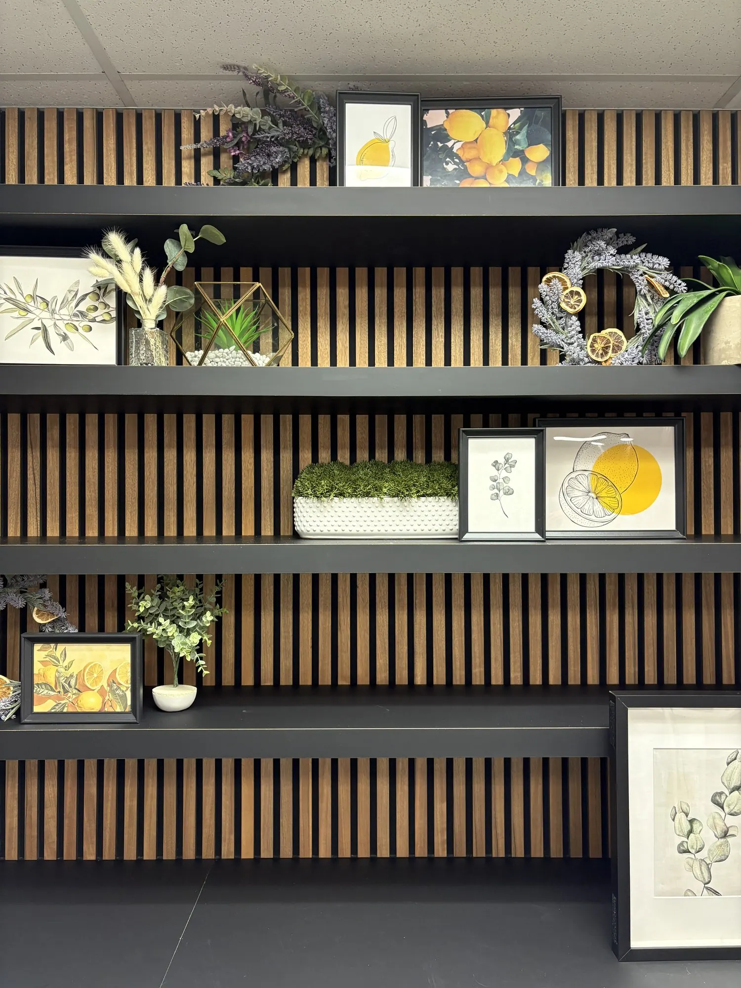Présentation de produits sur un mur à lattes de bois en boutique