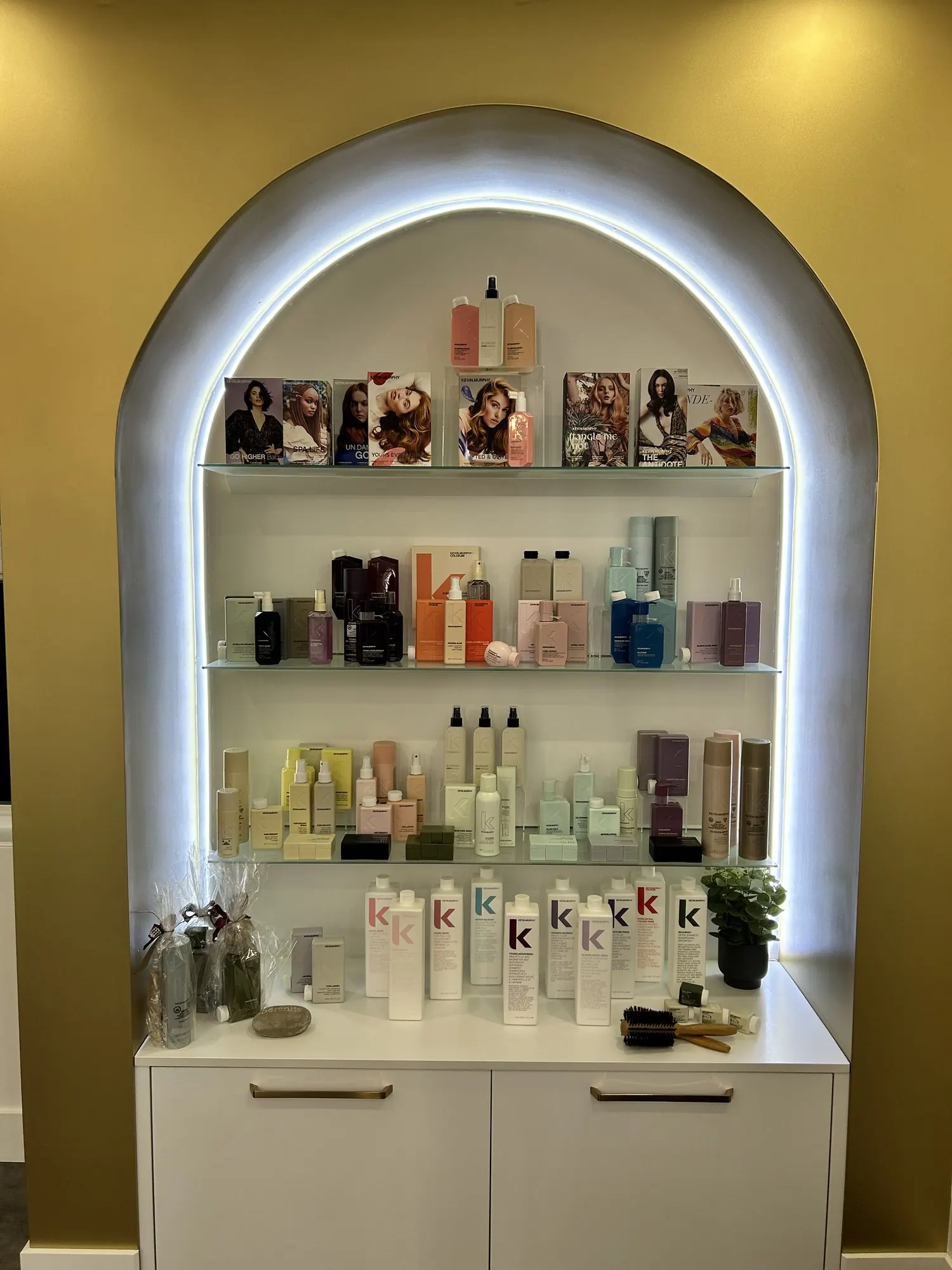 Vitrine intérieure rétroéclairée présentant des produits cosmétiques