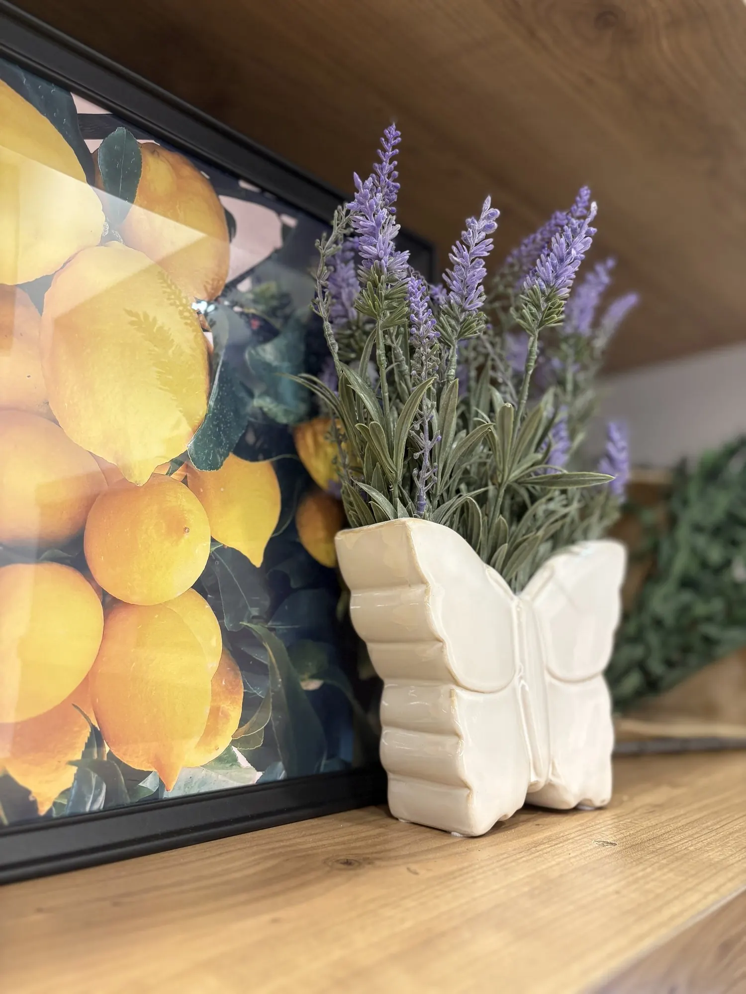 Détail d’une mise en scène de produits avec accessoires décoratifs